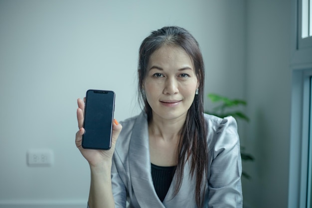 Adorazione della donna con lo smartphone a casa Concetto online della Chiesa