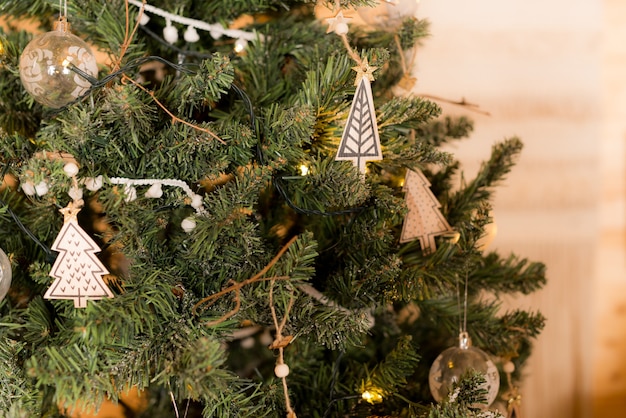 Adornos en arbol de navidad