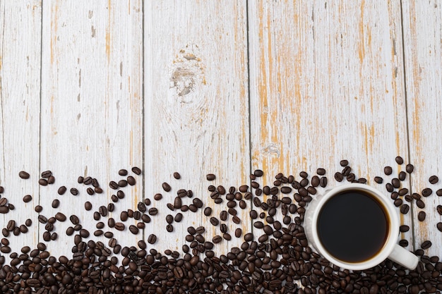 Adoro bere caffè, tazze di caffè e chicchi di caffè sul tavolo.