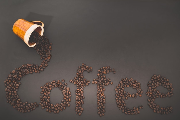 Adoro bere il caffè, i chicchi di caffè allineano la parola caffè