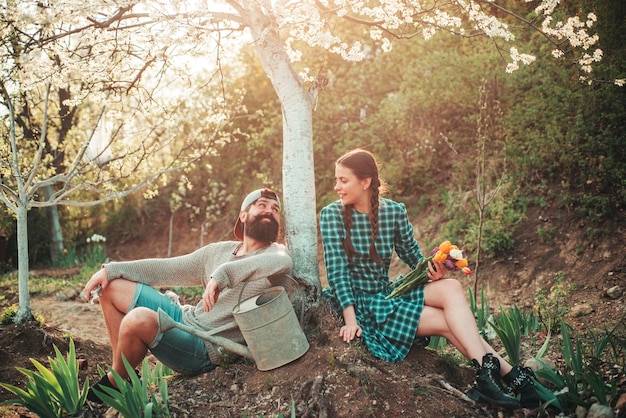 Adoro i nostri momenti in campagna, giardinaggio primaverile, coppia di contadini che lavorano nel campo