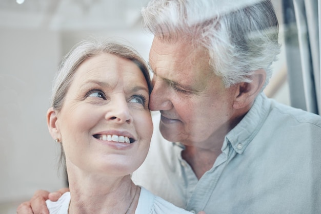 Adoro le coppie anziane e abbraccio a casa felice e legame con il sorriso insieme per il matrimonio e la relazione essendo amorevole L'uomo e la donna romantici sono allegri intimi o trascorrono del tempo di qualità alla finestra