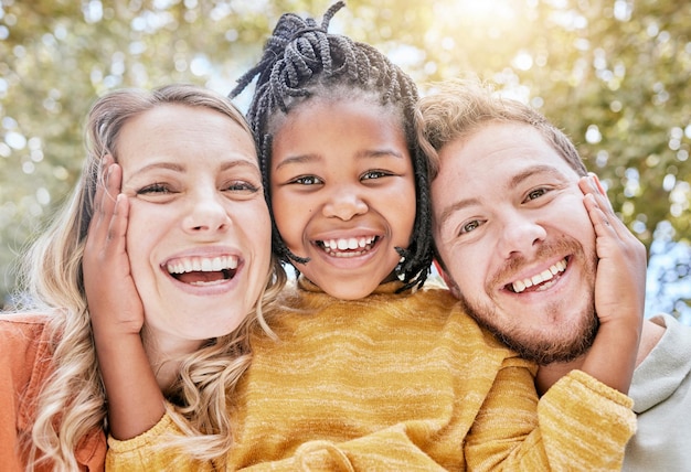 Adozione della ragazza e genitori di legame nel parco naturale del giardino o nell'ambiente del cortile di sostenibilità per la festa della mamma, la festa del papà o la pausa estiva Ritratto sorriso e felice bambino nero mamma o papà adottivo