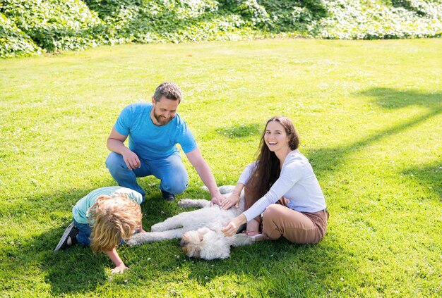 Adozione e carità giorno della famiglia amicizia padre madre e figlio sull'erba verde del parco