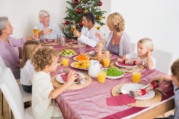 Adulti che alzano gli occhiali alla cena di Natale