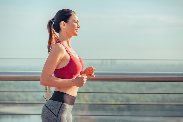 Adulto femminile che pareggia sul ponte alla vista laterale diurna