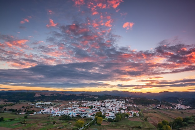 Aerea. Alba magica sopra il villaggio di Aljezur.