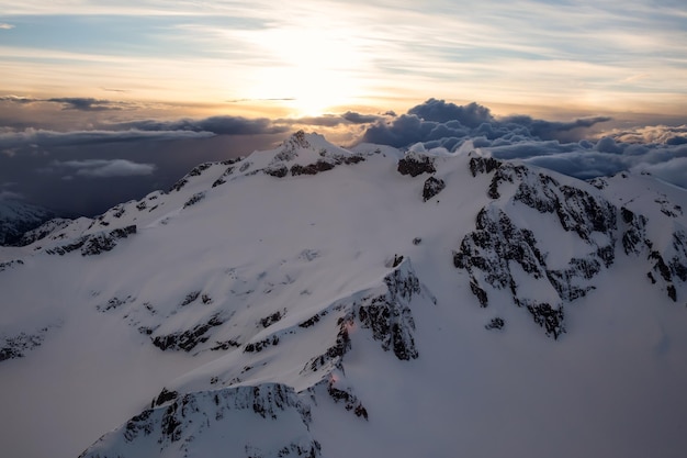 Aerea canadese paesaggio di montagna sullo sfondo della natura