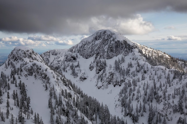 Aerea canadese paesaggio di montagna sullo sfondo della natura