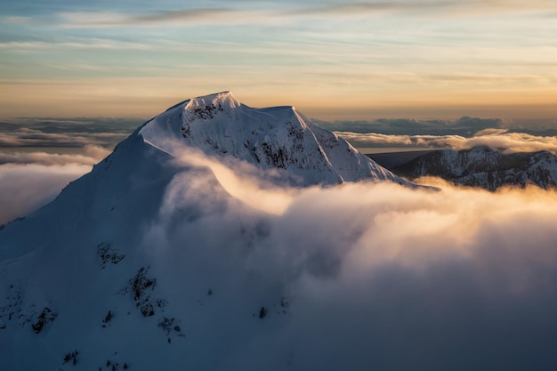 Aerea canadese paesaggio di montagna sullo sfondo della natura