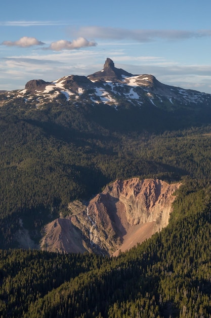 Aerea canadese paesaggio di montagna sullo sfondo della natura