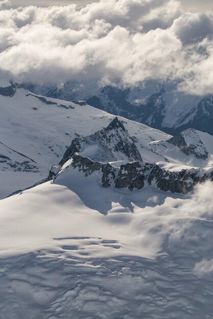 Aerea canadese robusto innevato paesaggio di montagna sullo sfondo