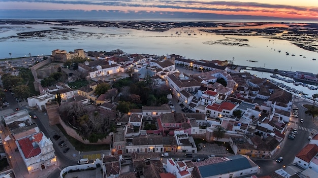 Aerea. Deliziosa alba sopra la città vecchia di Faro in Portogallo.