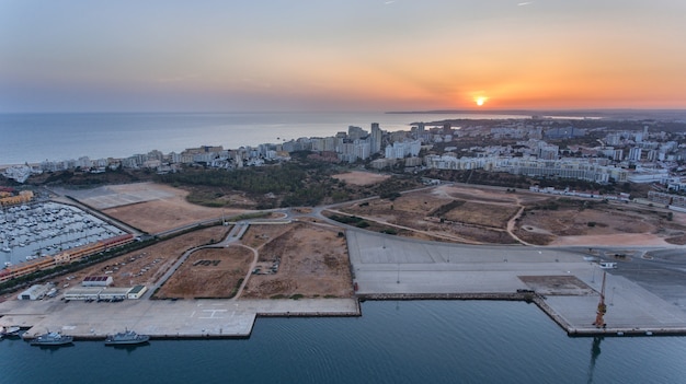 Aerea. Ferragudo al tramonto riprese dal cielo con drone. Portimao Portogallo