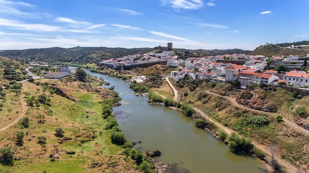 Aerea. Il villaggio di Mertola ha filmato con il cielo del fuco. Portogallo Alentejo Guadiana