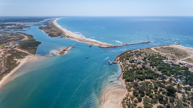 Aerea. Ingresso alla baia Quatro aguas. Isola di Tavira. Tratto dal cielo.