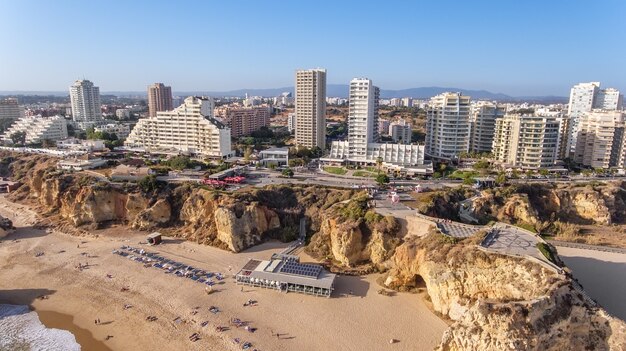 Aerea. La città di Portimao sparata dai droni, vista dal cielo.