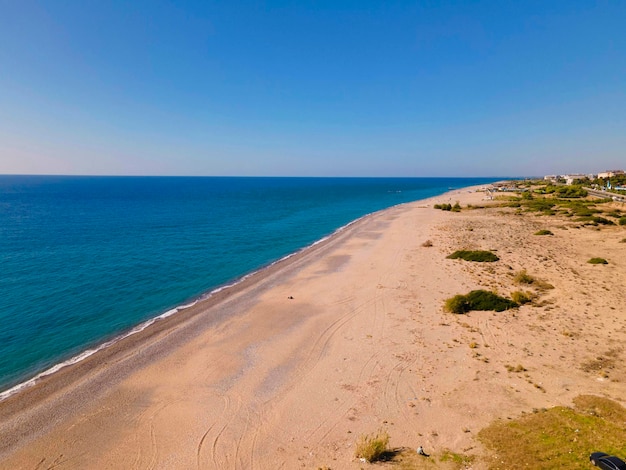 aerea mare e spiaggia. sfondo blu