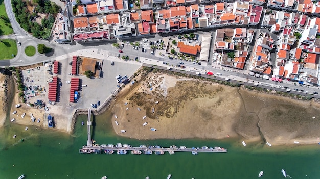 Aerea. Porto, molo delle navi da pesca. Vista cielo. Cabanas