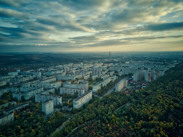 Aerea sopra la città in autunno al tramonto. Città di Kihinev, Repubblica Moldova di.