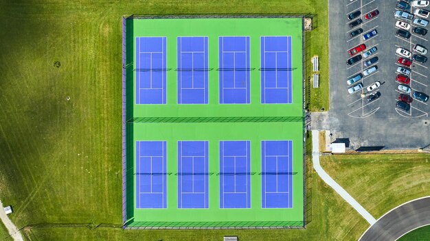 Aerea sopra sei campi da tennis accanto al parcheggio con veicoli Muncie Central Muncie Indiana