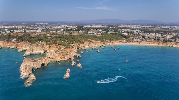 Aerea. Spiagge rocciose di Portimao. Algarve