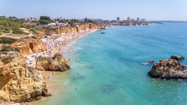 Aerea. Spiagge turistiche della città portoghese di Portimao. Sparato dai droni