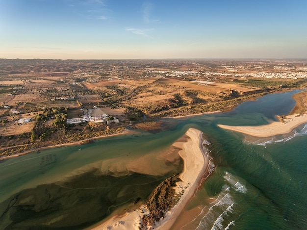 Aerea. Splendida vista dal cielo, villaggio Cacela Velha e Ria Formosa.