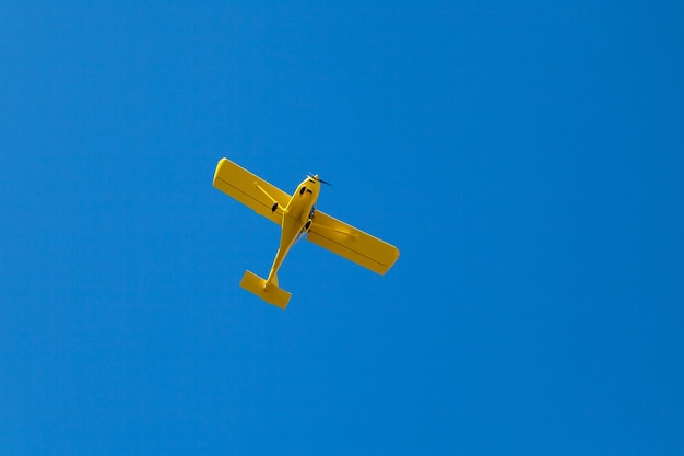 Aerei giallo chiaro volano nel cielo blu