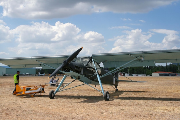 Aerei militari retrò alle esibizioni all'airshow in Grecia