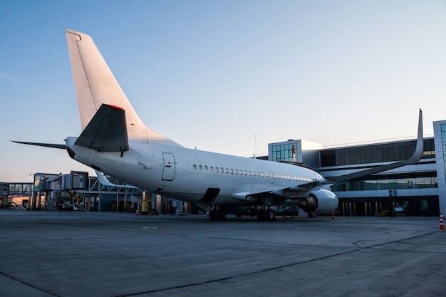 Aereo a reazione passeggeri parcheggiato su una rampa d'imbarco