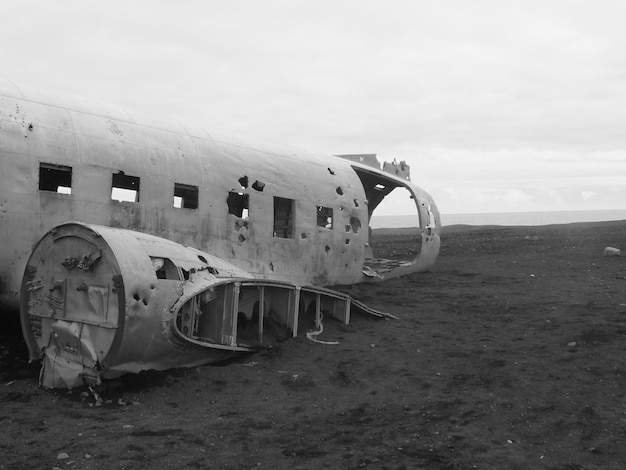 Aereo abbandonato sulla spiaggia contro il cielo