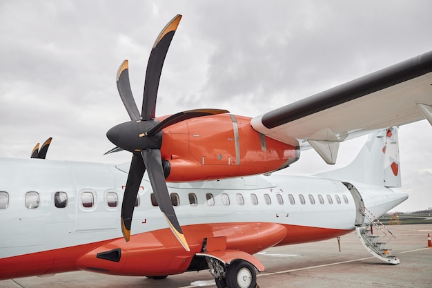 Aereo ad elica sul parcheggio in aeroporto