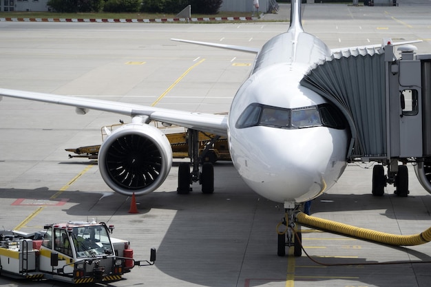 Aereo al cancello che si prepara a decollare