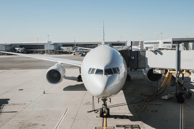 Aereo all'aeroporto contro il cielo