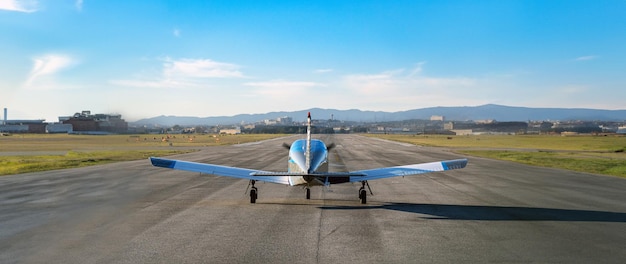 Aereo blu a elica singola preparato prima del decollo sull'aeroporto di pista vuota