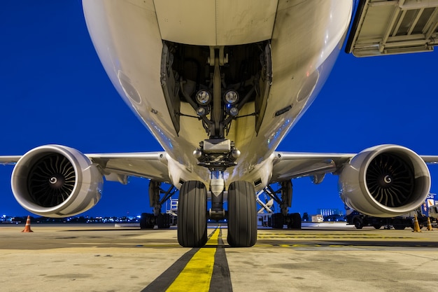 Aereo cargo con cielo crepuscolare