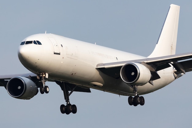 Aereo cargo senza titolo all'aeroporto Industria aerea e aeromobili Trasporto aereo e viaggi aerei Trasporto internazionale Volo e volo Fotografia creativa Tema commerciale