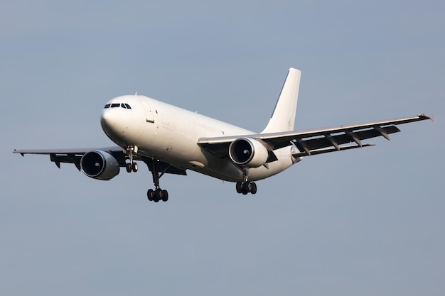 Aereo cargo senza titolo in aeroporto Industria aeronautica e aeromobili Trasporto aereo e viaggi aerei Trasporto internazionale Volare e volare Fotografia creativa Tema commerciale