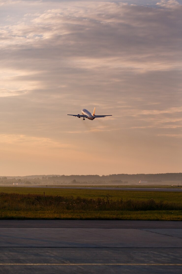 Aereo che decolla al cielo del tramonto silhouette di un aereo nel cielo