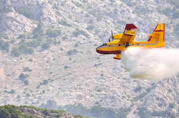 Aereo che getta acqua sul fuoco