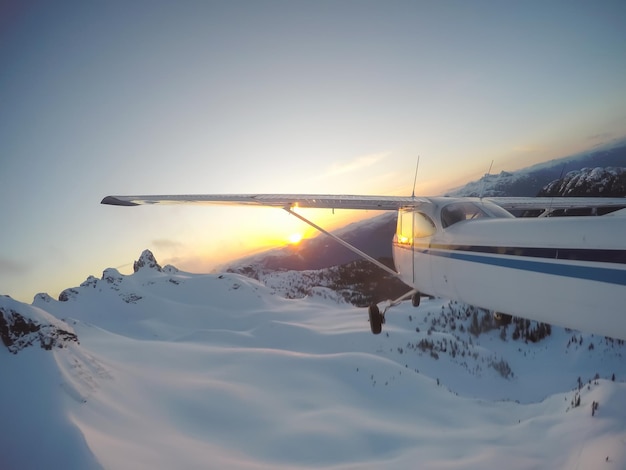 Aereo che sorvola il paesaggio canadese