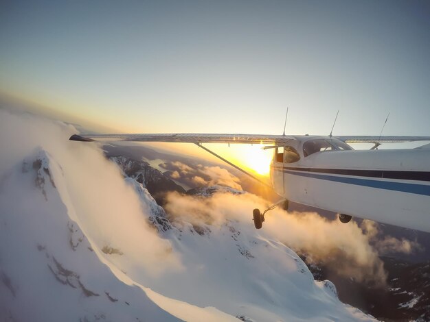 Aereo che sorvola il paesaggio montano canadese