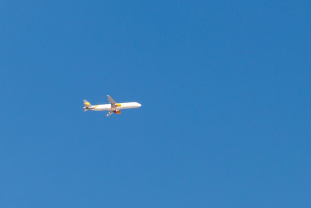 Aereo che vola nel cielo blu