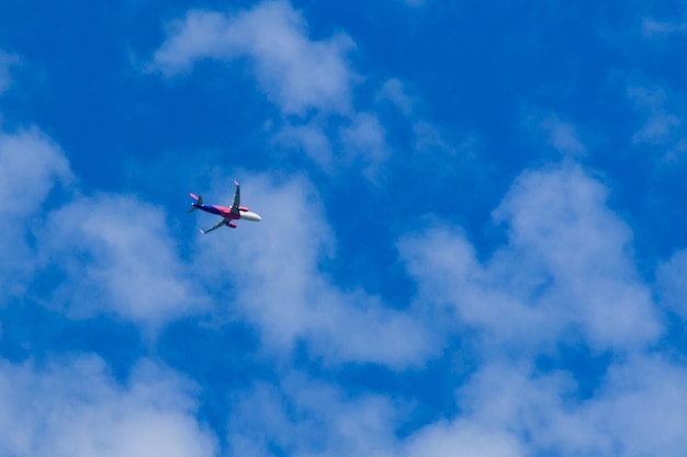 Aereo che vola nel cielo blu