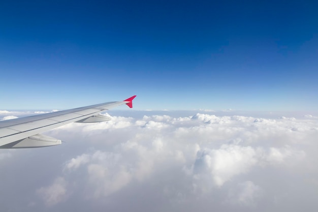 Aereo che vola nel cielo