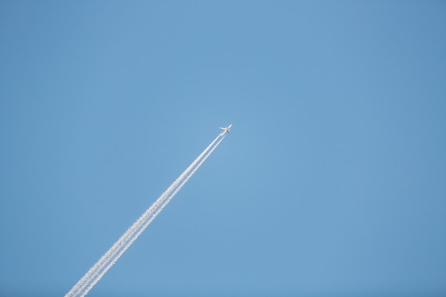 aereo che vola nel cielo