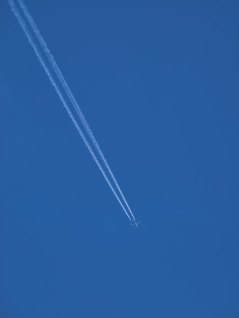 Aereo con un treno bianco contro un cielo blu chiaro