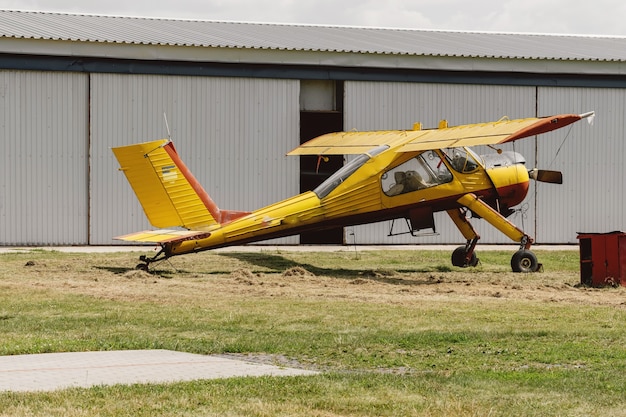 Aereo d'epoca giallo sull'aerodromo