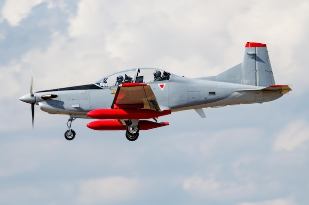 Aereo da addestramento militare presso la base aerea Addestramento al volo dell'aeronautica Aviazione e aerei Acrobazia aerea Industria militare Volare e volare